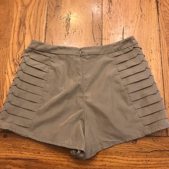 Lo🤍 Posh taupeish shorts with detail size medium - Picture 4 of 4